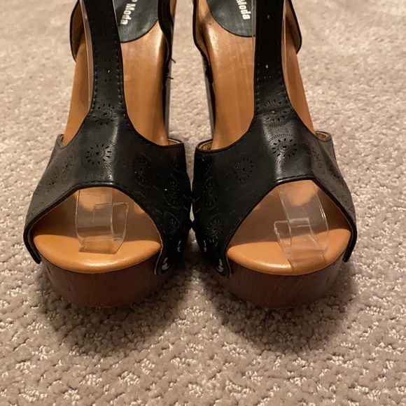 Top Moda laser cut design platform sandals - Picture 5 of 7